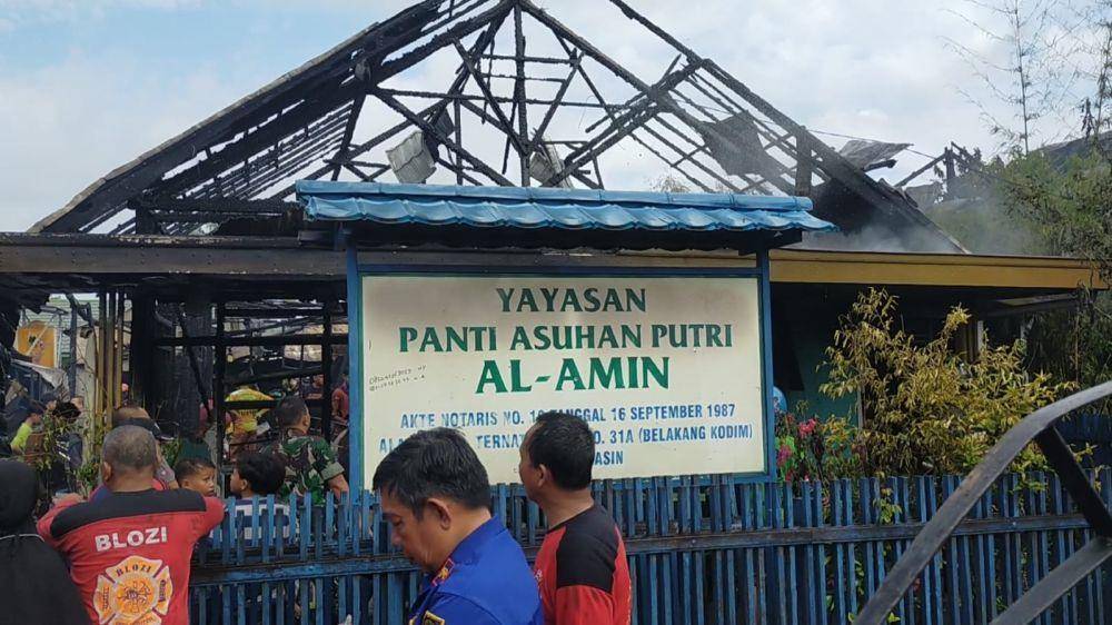 Kebakaran di Panti Asuhan Al Amin, Banjarmasin yang hanya menyisakan plang informasi panti.