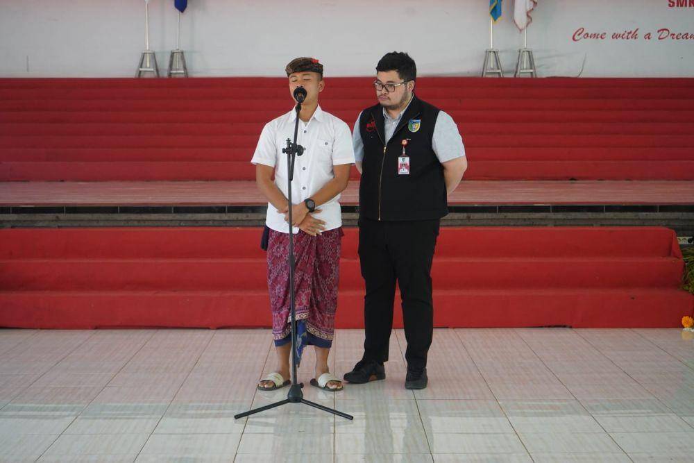 Bupati Kediri Hanindhito Himawan Pramana berbincang dengan salah satu murid di SMAN 1 Bali Mandara, yang mengaku bercita-cita menjadi camat. (Dok. Pemkab Kediri)