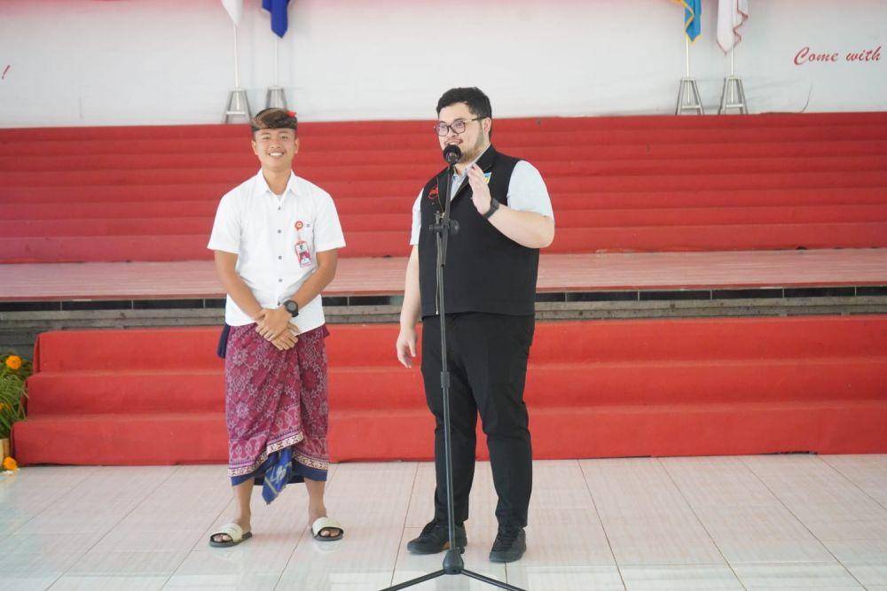 Bupati Kediri Hanindhito Himawan Pramana menyematkan id card atau tanda pengenal bupati miliknya kepada salah seorang siswa boarding school di Bali. (Dok. Pemkab Kediri)