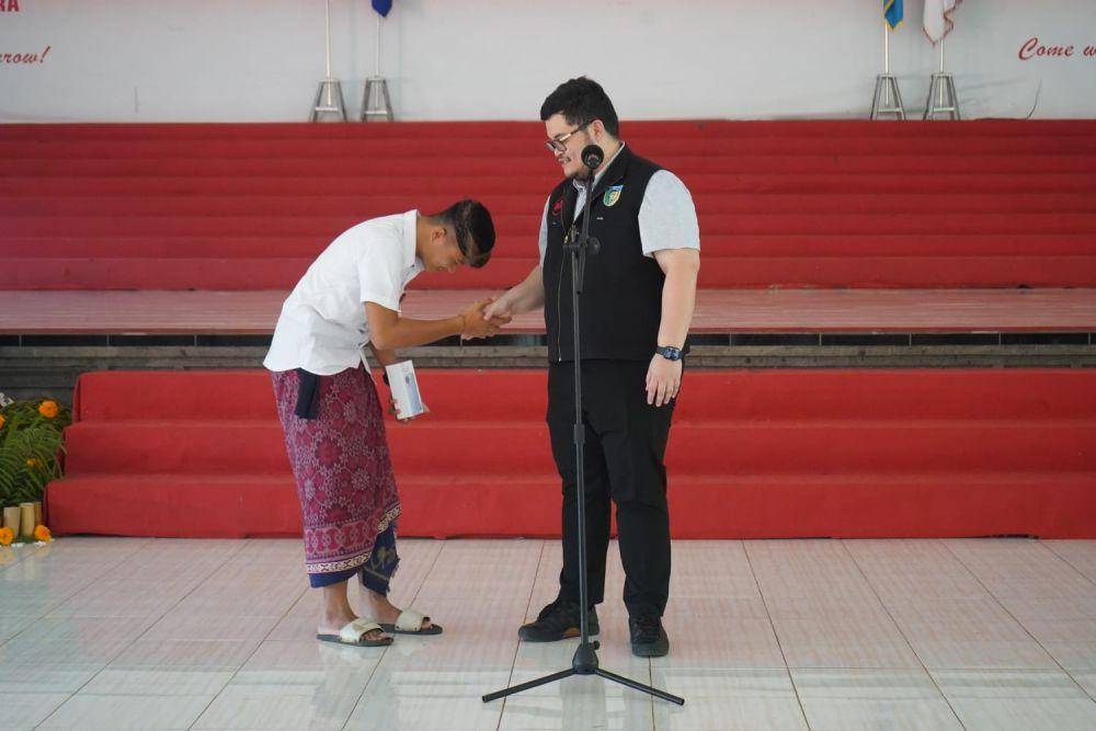 Salah satu siswa SMAN 1 Bali Mandara, Made Ardana, bersalaman dengan Bupati Kediri Hanindhito Himawan Pramana saat kunjungannya ke Buleleng, Bali. (Dok. Pemkab Kediri)