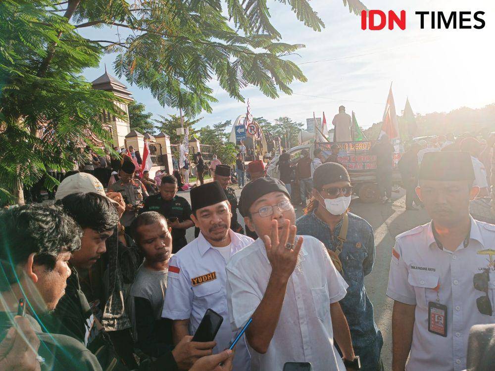 Aksi demonstrasi Lampung Bergerak di Mapolda Lampung, Senin (10/4/2023). (IDN Times/Tama Yudha Wiguna).
