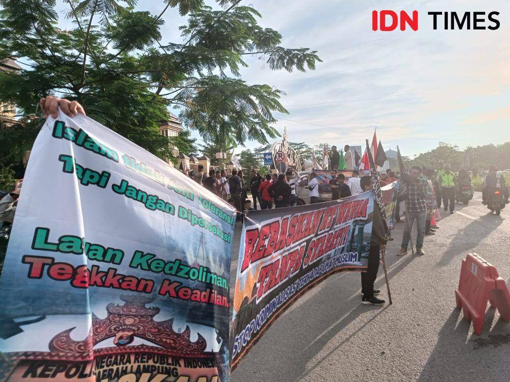 Aksi demonstrasi Lampung Bergerak di Mapolda Lampung, Senin (10/4/2023). (IDN Times/Tama Yudha Wiguna).