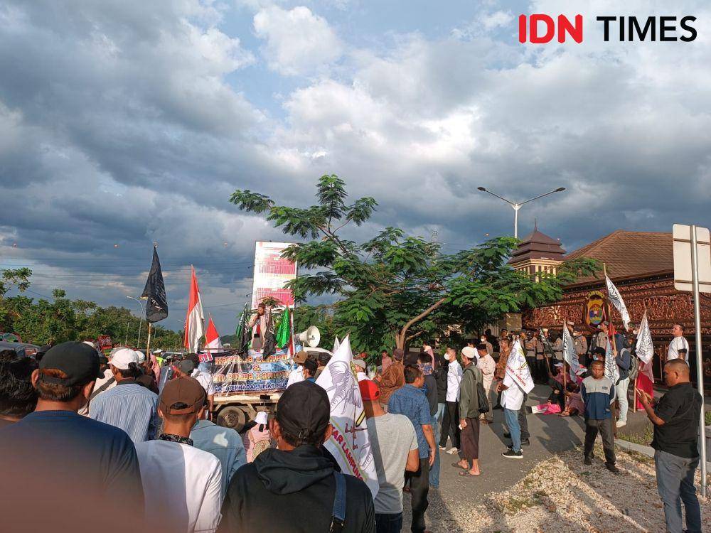 Aksi demonstrasi Lampung Bergerak di Mapolda Lampung, Senin (10/4/2023). (IDN Times/Tama Yudha Wiguna).
