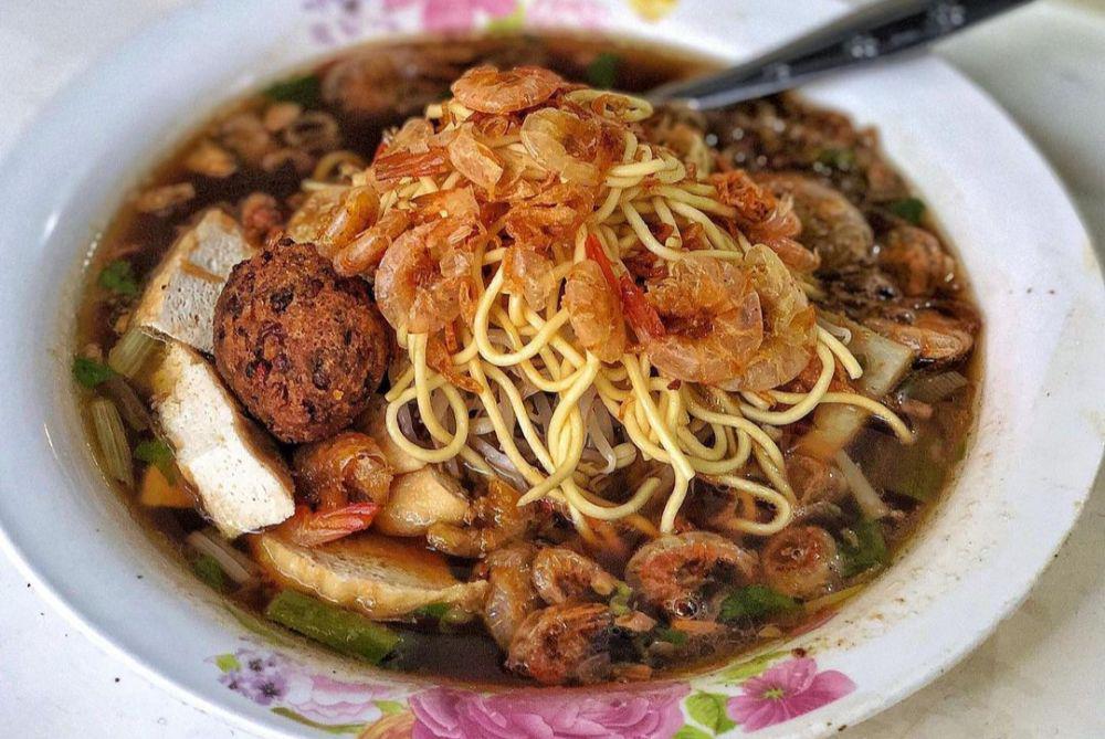 Resep Lontong Mie Khas Surabaya, Kuah Petisnya Sedap!
