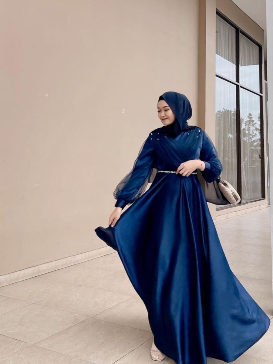 Potret Saritiw dengan Shimmer Dress (Sumber: instagram.com/saritiw)
