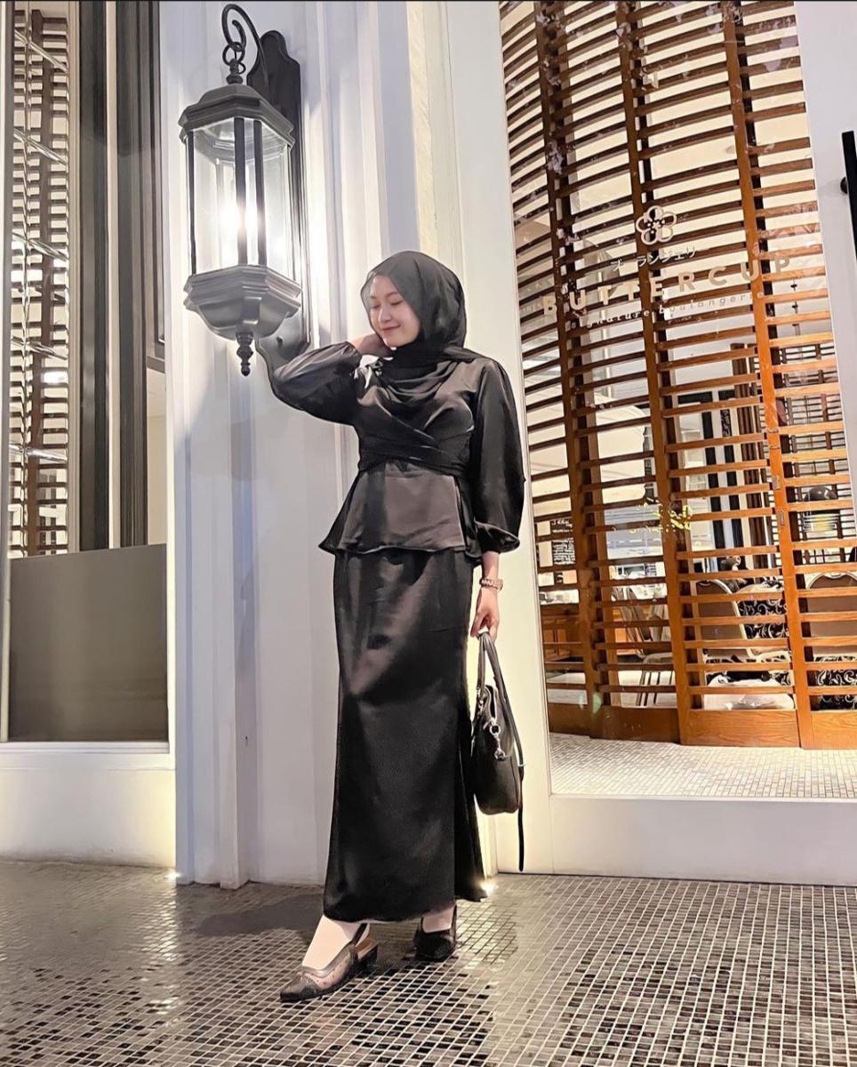 Potret Saritiw dengan Shimmer Dress (Sumber: instagram.com/saritiw)