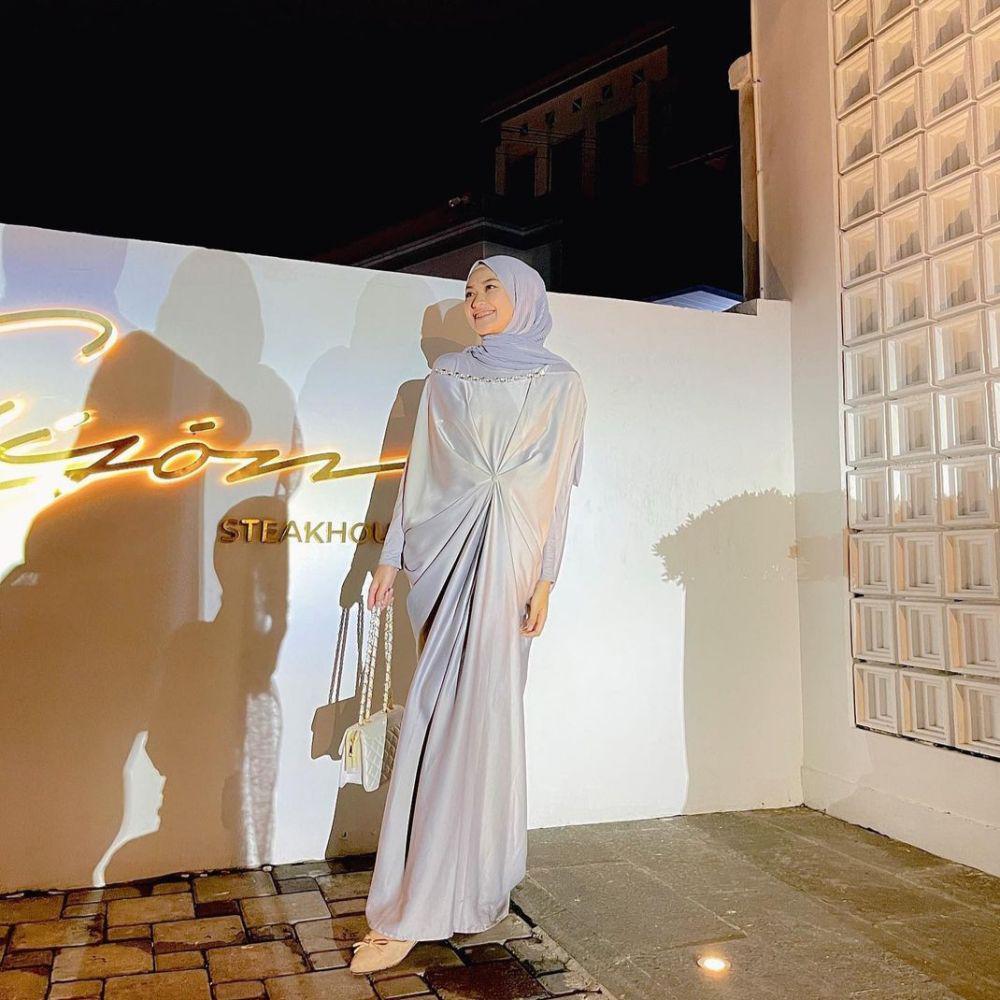 Potret Saritiw dengan Shimmer Dress (Sumber: instagram.com/saritiw)