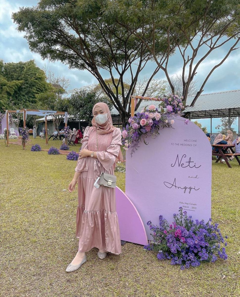 Potret Saritiw dengan Shimmer Dress (Sumber: instagram.com/saritiw)