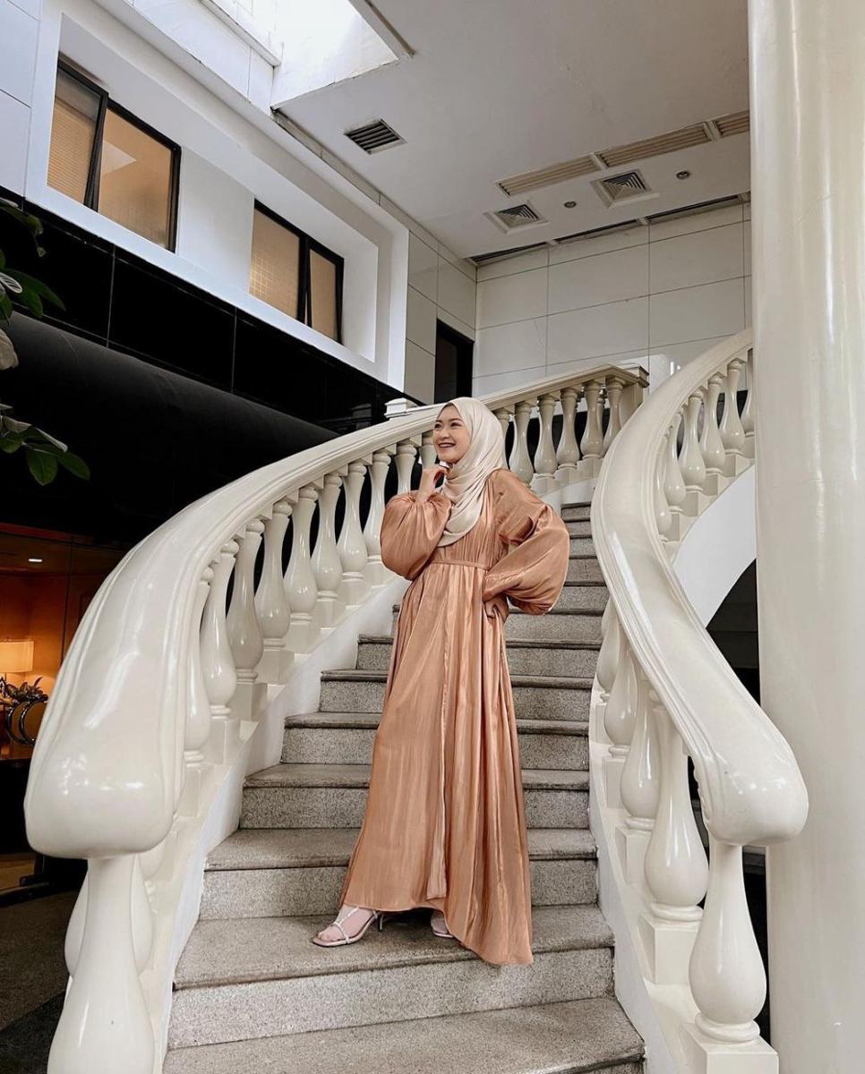 Potret Saritiw dengan Shimmer Dress (Sumber: instagram.com/saritiw)