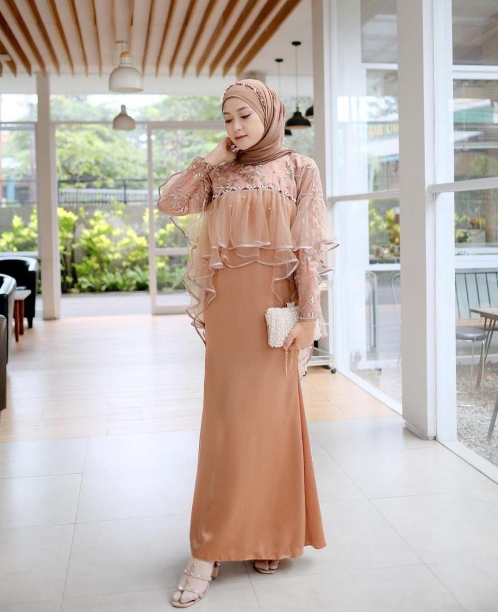 Potret Saritiw dengan Shimmer Dress (Sumber: instagram.com/saritiw)