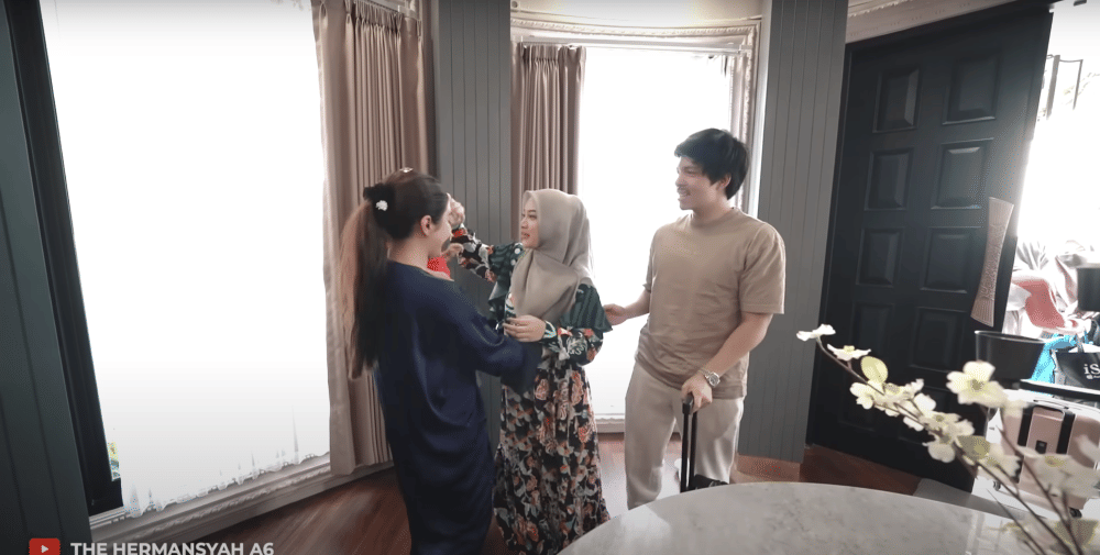 momen Atta dan Aurel nginep di Istana Cinere (youtube.com/TheHermansyahA6World)