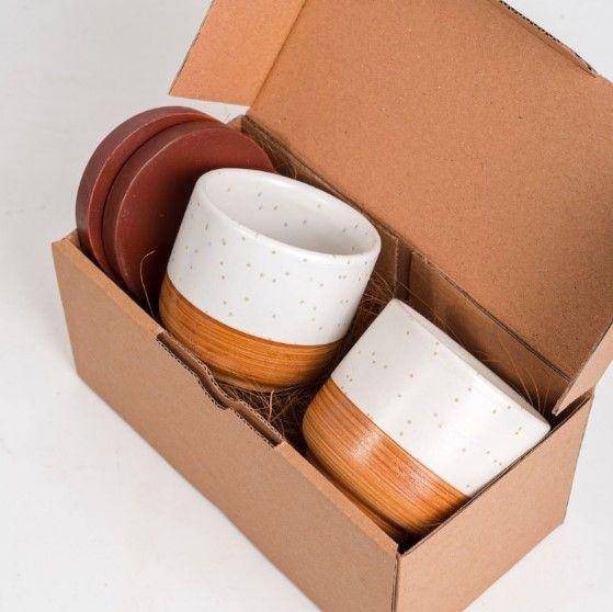 Hampers lebaran di bawah Rp100 ribu berupa mug yang lucu dan minimalis (Shopee Mall/blaksmiths)