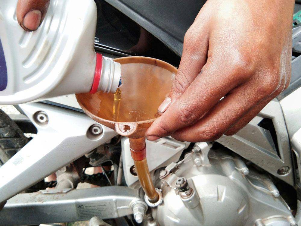 ilustrasi pergantian oli motor (evalube.com)