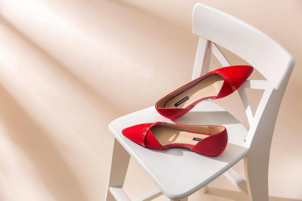 ilustrasi flat shoes (pexels.com/Bella Zhong)