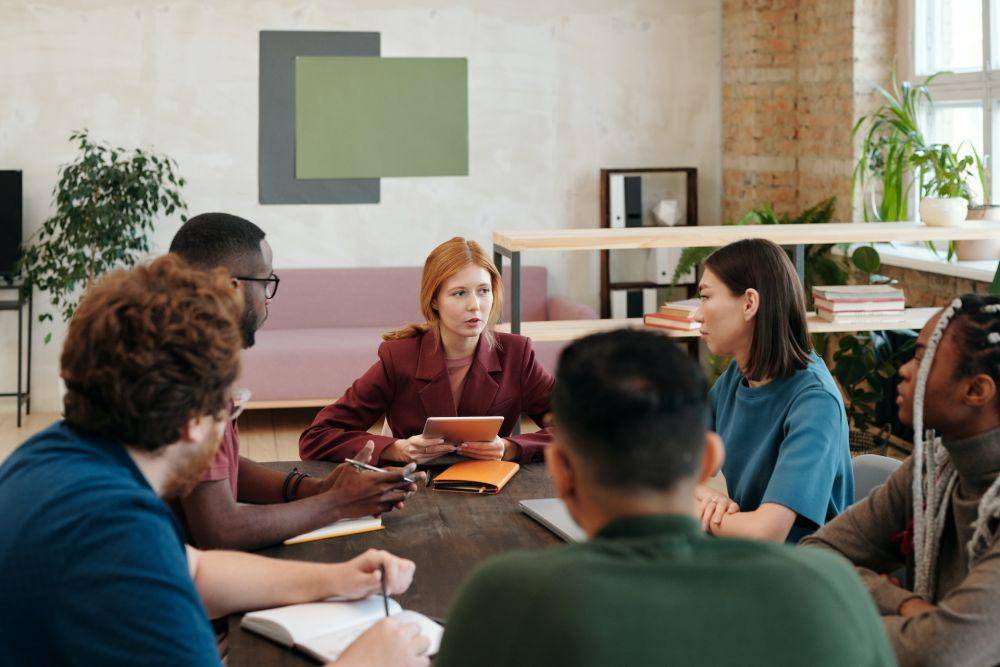 ilustrasi inisiatif menyampaikan ide saat meeting (pexels.com/Diva Plavalaguna)