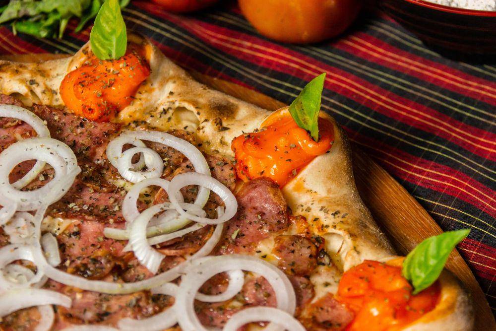 ilustrasi pizza dengan topping daging sapi yang melimpah (pexels.com/Horizon Content)
