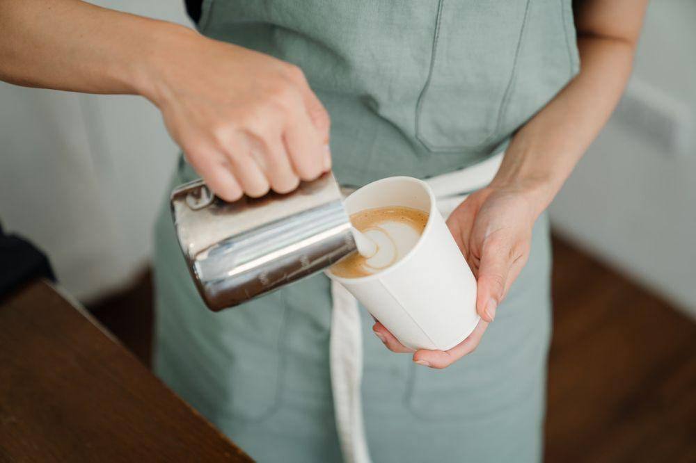 Ilustrasi barista menuang kopi ke gelas kertas (pexels.com/Ketut Subiyanto)