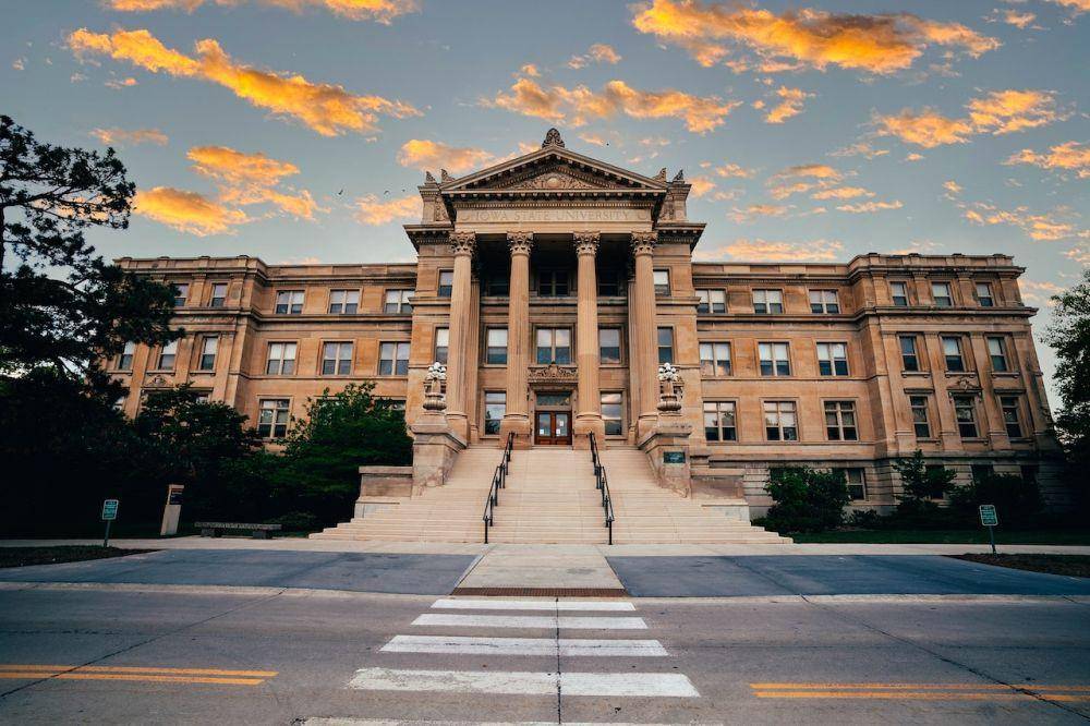ilustrasi universitas (pexels.com/Lee chinyama)