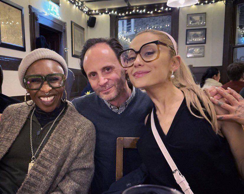 potret terbaru Ariana Grande (twitter.com/@popcrave)