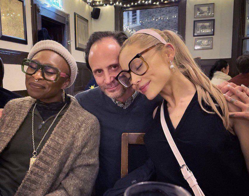 potret terbaru Ariana Grande (twitter.com/@popcrave)