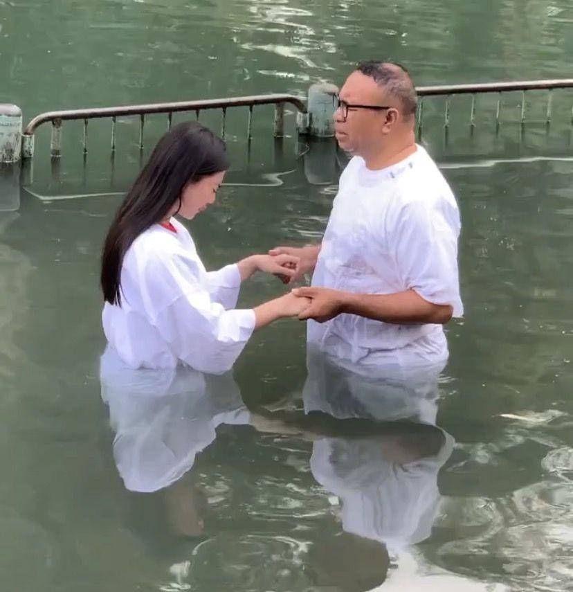Felicya Angelista dibaptis di Sungai Yordan (instagram.com/felicyaangelista_)
