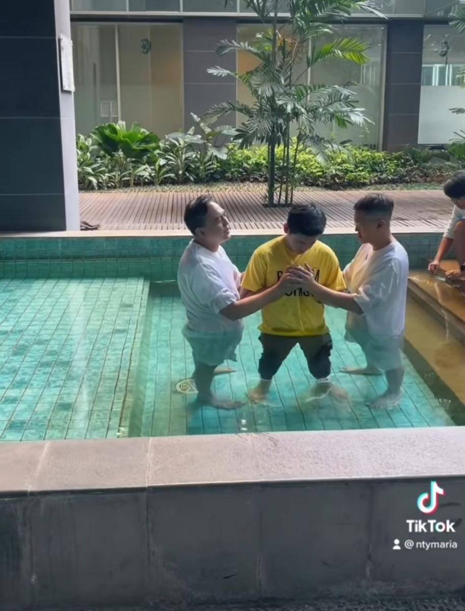 Rayn Wijaya pacar Ranty Maria dibaptis (TikTok.com/ntymaria)