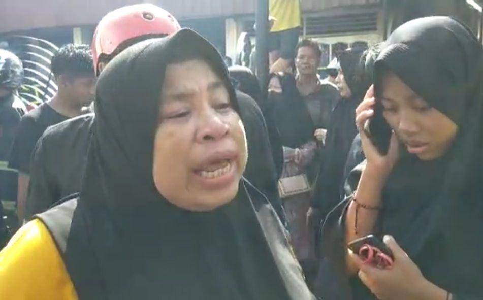 Tak kuasa menahan air mata, Arbainah korban kebakaran.