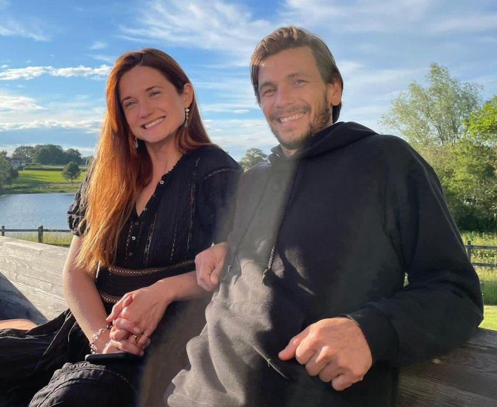 Bonnie Wright bersama suami (instagram.com/thisisbwright)