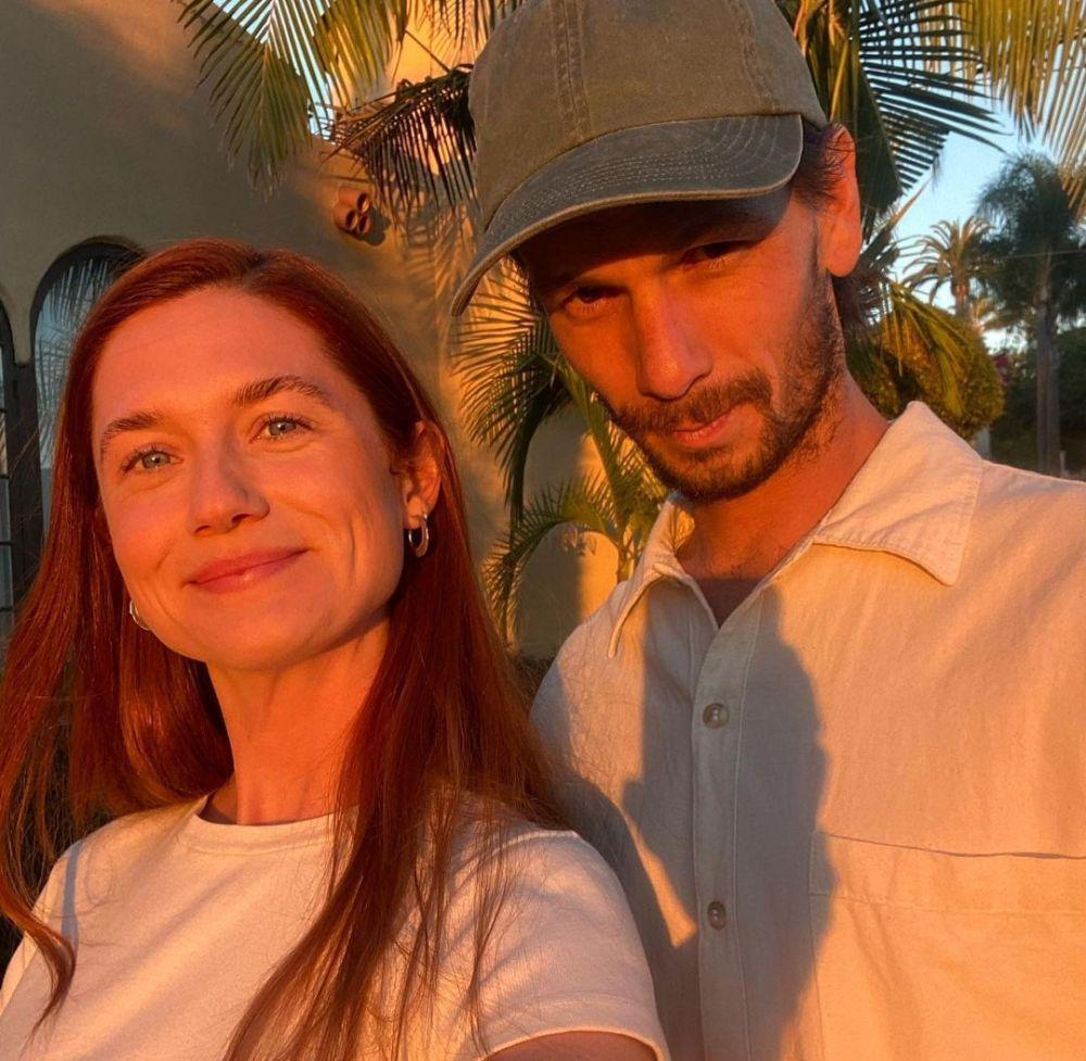 Bonnie Wright bersama suami (instagram.com/thisisbwright)
