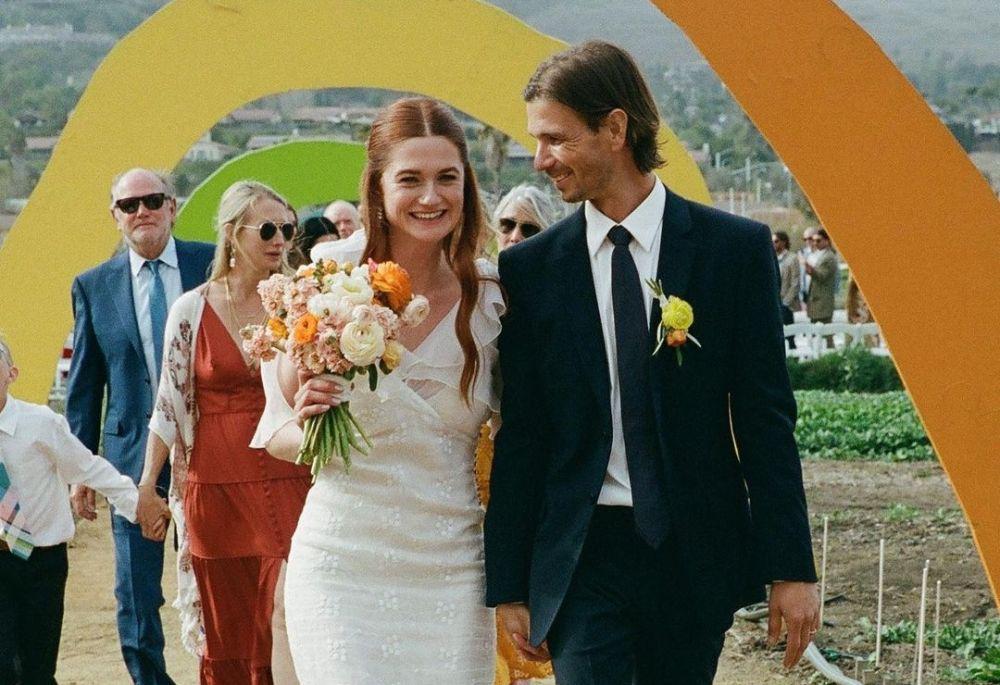 Bonnie Wright bersama suami (instagram.com/thisisbwright)