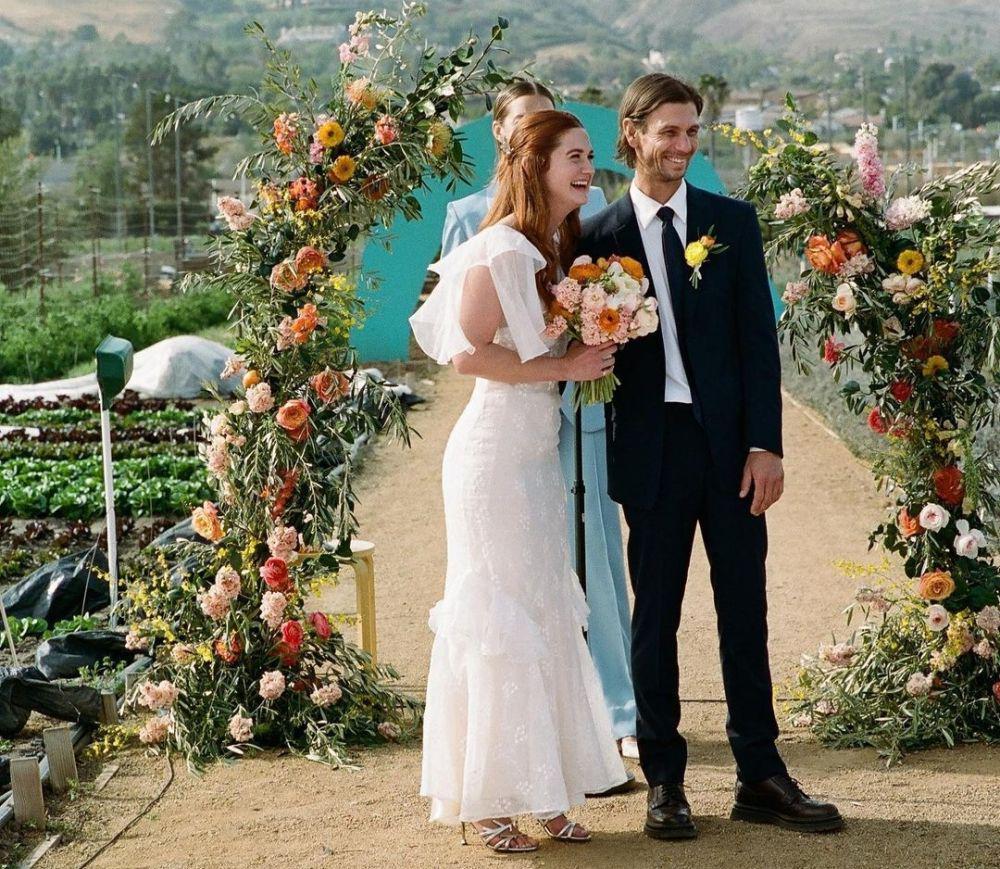 Bonnie Wright bersama suami (instagram.com/thisisbwright)