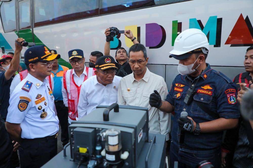 Penjabat (Pj) Heru Budi Hartono meninjau Terminal Kampung Rambutan, Minggu (9/4/2023) (dok. Humas Pemprov DKI Jakarta)