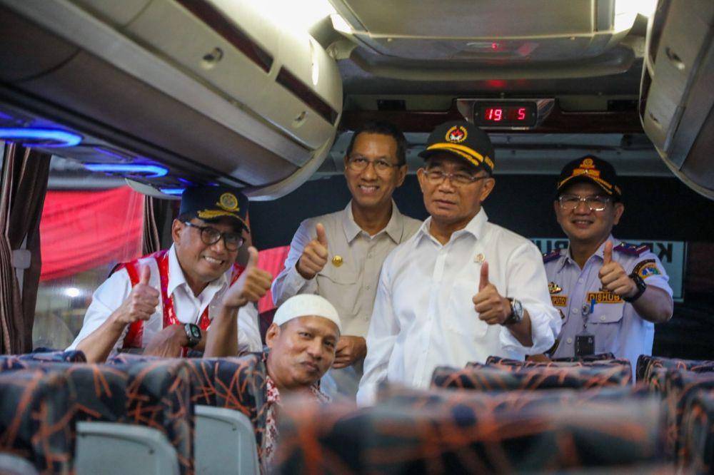 Penjabat (Pj) Heru Budi Hartono meninjau Terminal Kampung Rambutan, Minggu (9/4/2023)(dok. Humas Pemprov DKI Jakarta)