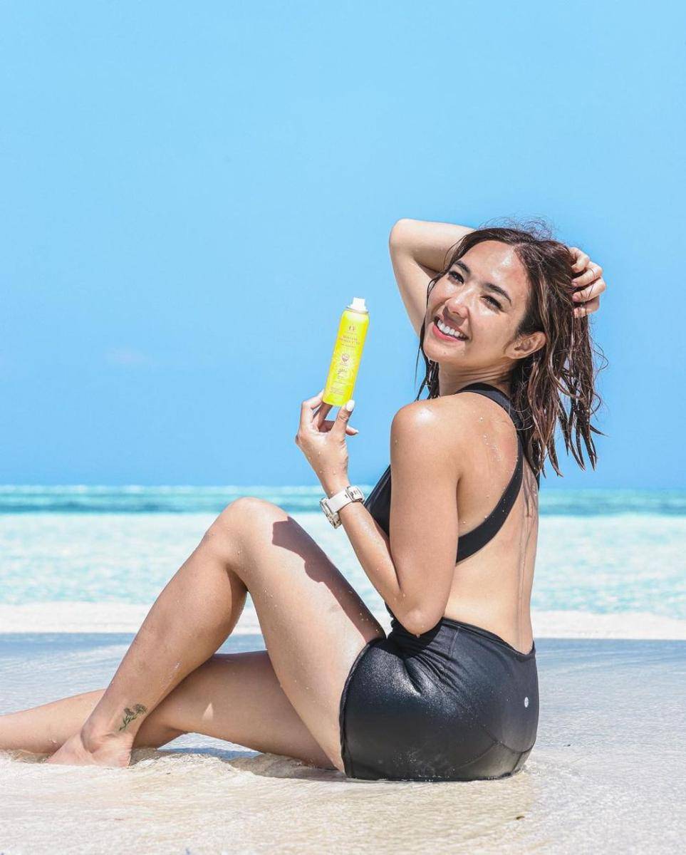 Gisel berenang dengan ikan pari (instagram.com/gisel_la)