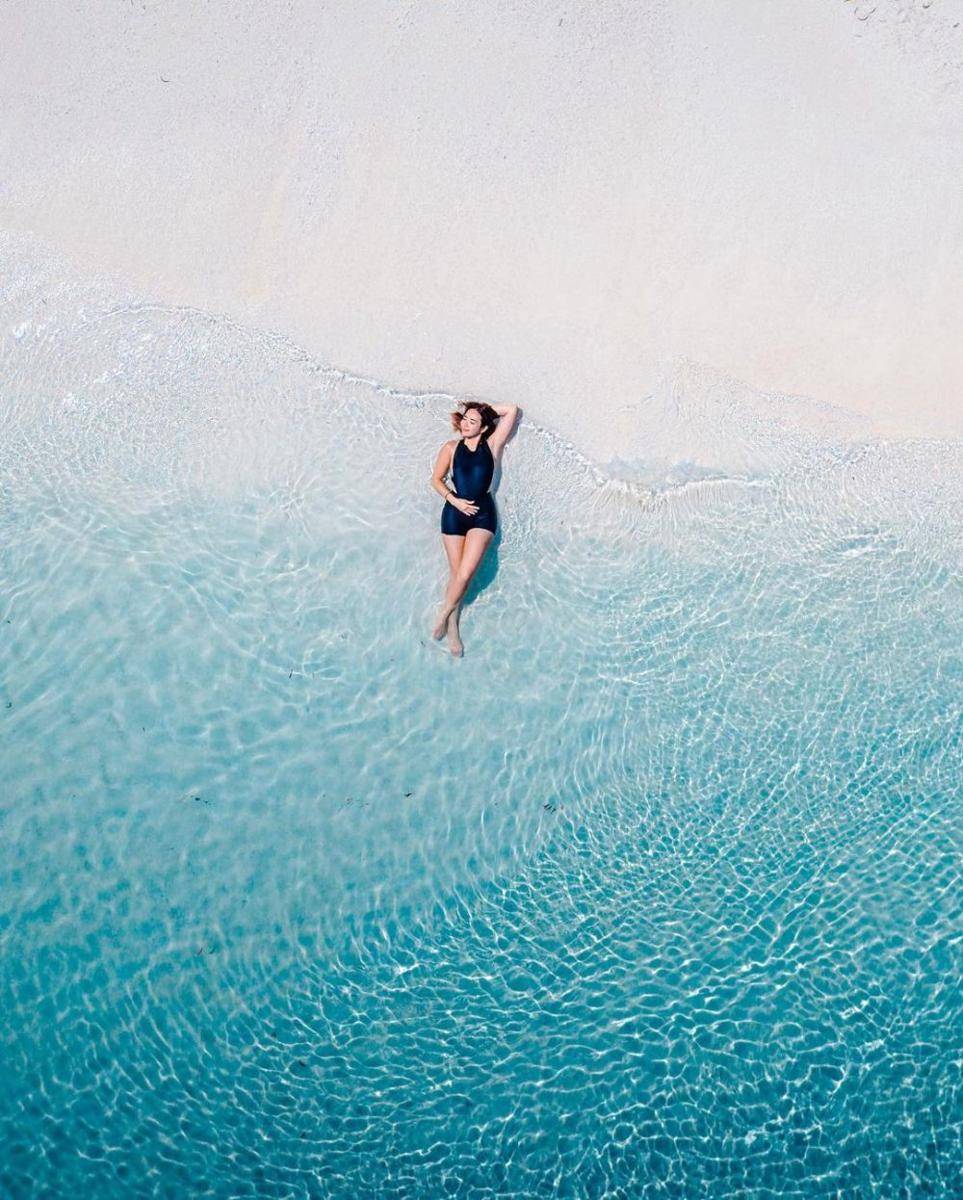Gisel berenang dengan ikan pari (instagram.com/gisel_la)