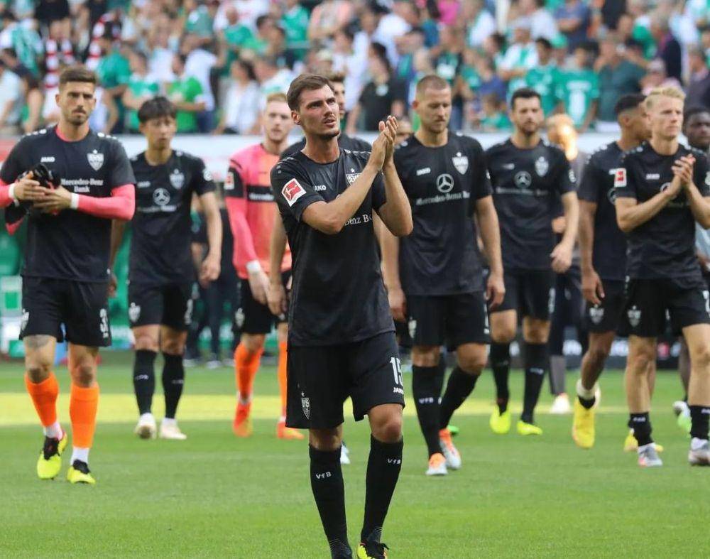 Pemain VfB Stuttgart saat menyapa pendukungnya. (instagram.com/vfb)