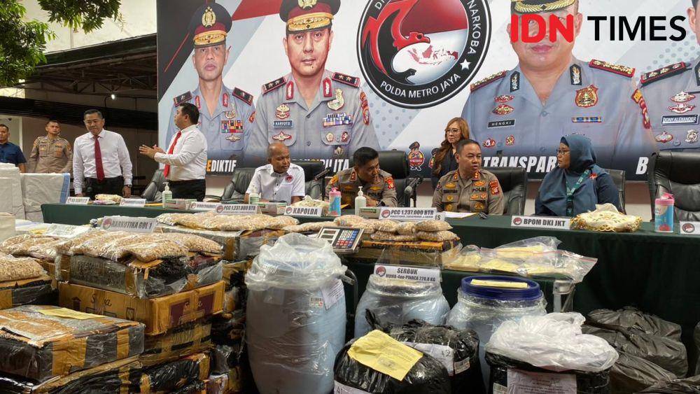 Kapolda Metro Jaya Irjen Karyoto ungkap kasus narkoba di Bekasi dengan barang sitaan mencapai tiga truk. (IDN Times/Amir Faisol)
