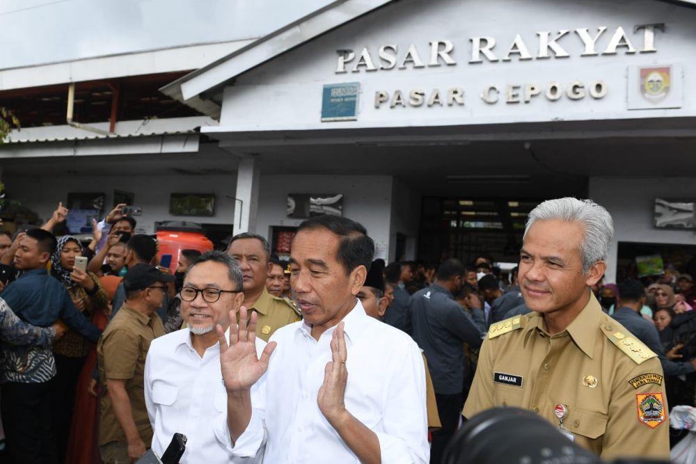Presiden Jokowi ajak Zulkifli Hasan dan Ganjar Pranowo blusukan di Pasar Cepego, Boyolali (dok. Sekretariat Presiden)