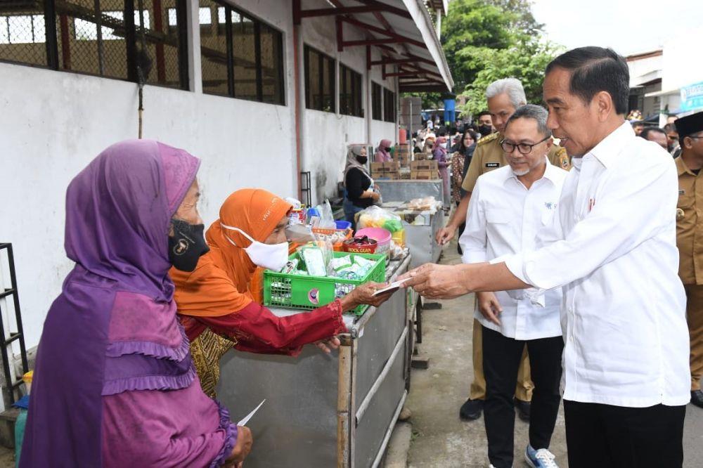 Presiden Jokowi ajak Zulkifli Hasan dan Ganjar Pranowo blusukan di Pasar Cepego, Boyolali (dok. Sekretariat Presiden)