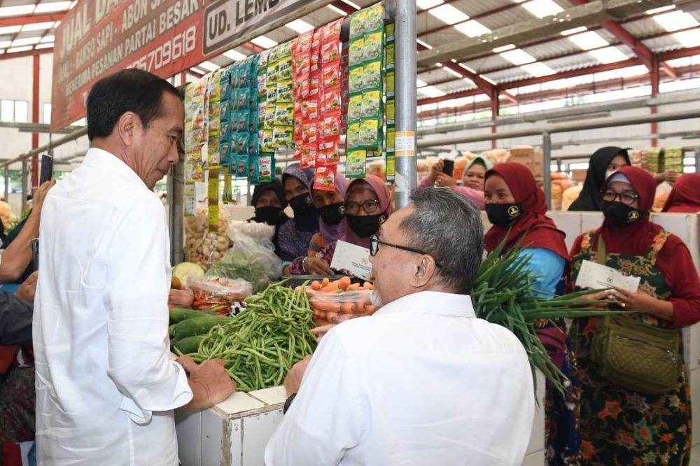 Presiden Jokowi ajak Zulkifli Hasan dan Ganjar Pranowo blusukan di Pasar Cepego, Boyolali (dok. Sekretariat Presiden)