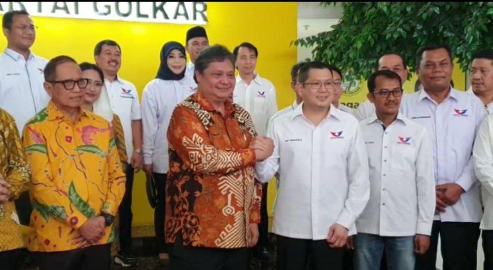 Ketum Golkar Airlangga Hartarto dan Ketum Perindo Harry Tanoesoedibjo usai pertemuan di DPP Partai Golkar, Senin (10/4/2023). (IDNTimes/Melani Putri)