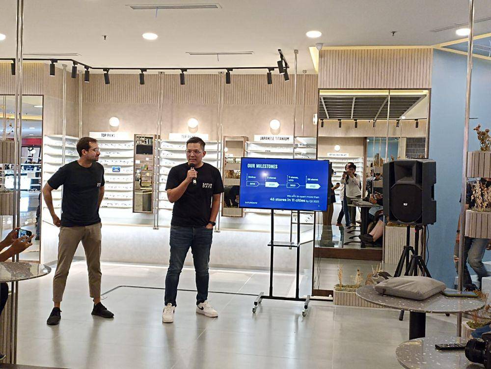 Toko baru brand lokal kacamata, Saturdays, di Central Park Mall. 10 April 2023. (IDN Times/M. Tarmizi Murdianto)