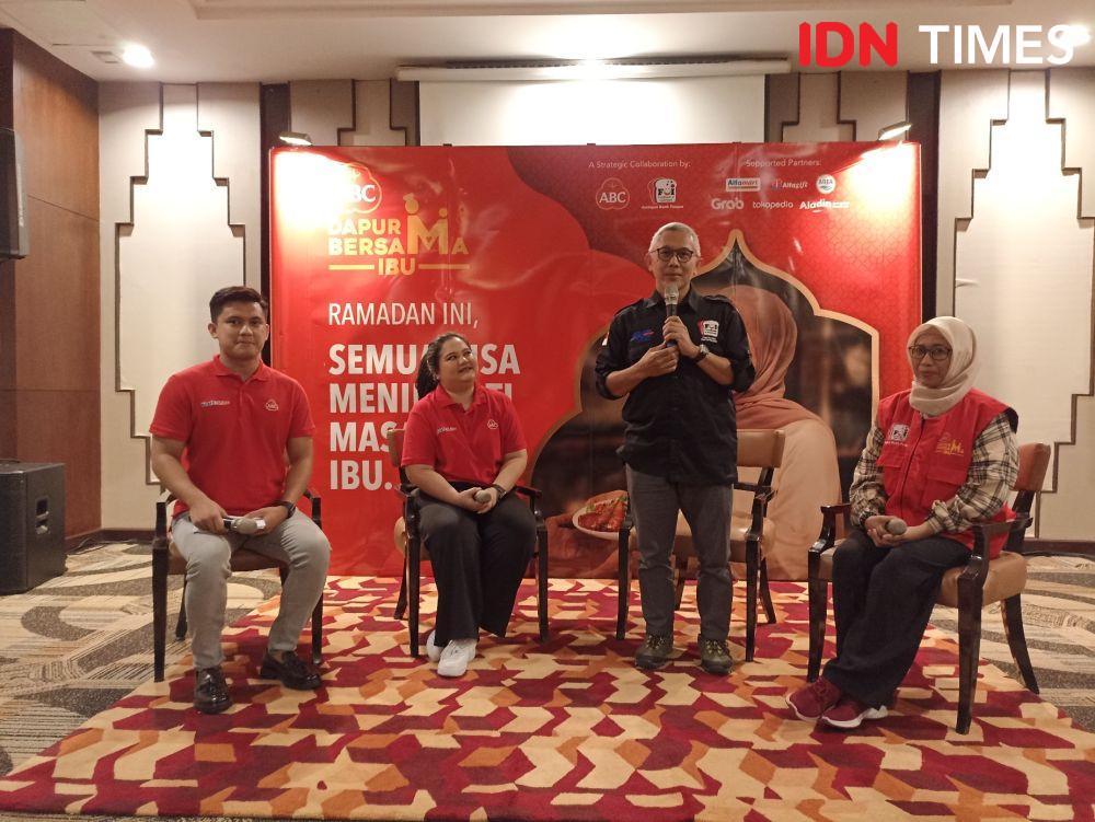 Founder Foodbank of Indonesia (FOI), M. Hendro Utomo (dua kanan). (IDN Times/Herlambang Jati Kusumo)