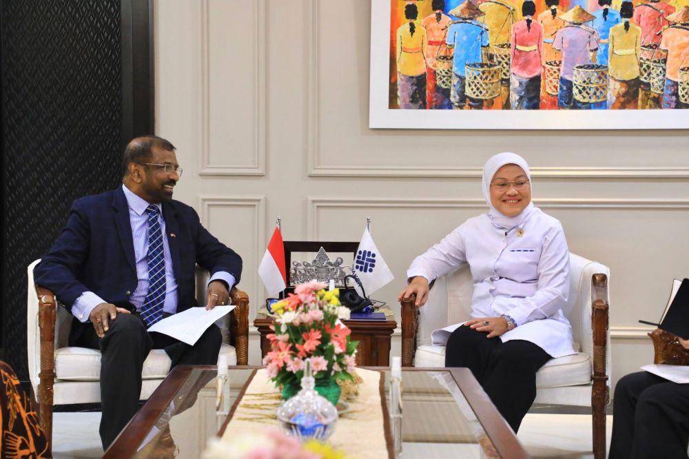 Menteri Ketenagakerjaan Ida Fauziyah menerima kunjungan Duta Besar Republik Sosialis Demokratik Sri Lanka untuk Indonesia, Jayanath Siri Kumara Colombage, di Kantor Kemnaker Jakarta, pada Selasa (11/4/2023). (Dok. Kemnaker)