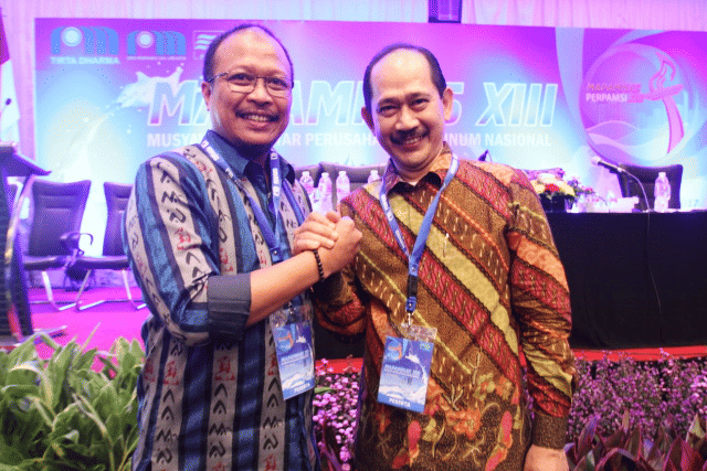 Dirut PDAM Makassar periode 2015-2019, Haris Yasin Limpo (kiri), dalam acara pelantikan Ketua dan Wakil Ketua PERPAMSI Periode 2017-2021. (Dok. PERPAMSI)