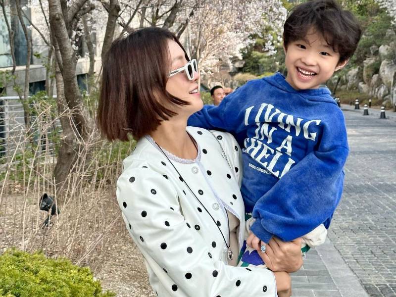 Momen kebersamaan aktris Lee Si-young bersama anaknya. (instagram.com/leesiyoung38)