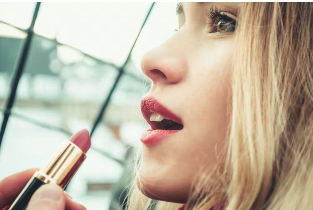 Ilustrasi makeup lipstik(unsplash.com/@andriyko)