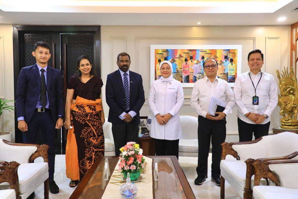 Menteri Ketenagakerjaan Ida Fauziyah menerima kunjungan Duta Besar Republik Sosialis Demokratik Sri Lanka untuk Indonesia, Jayanath Siri Kumara Colombage, di Kantor Kemnaker Jakarta, pada Selasa (11/4/2023). (Dok. Kemnaker)
