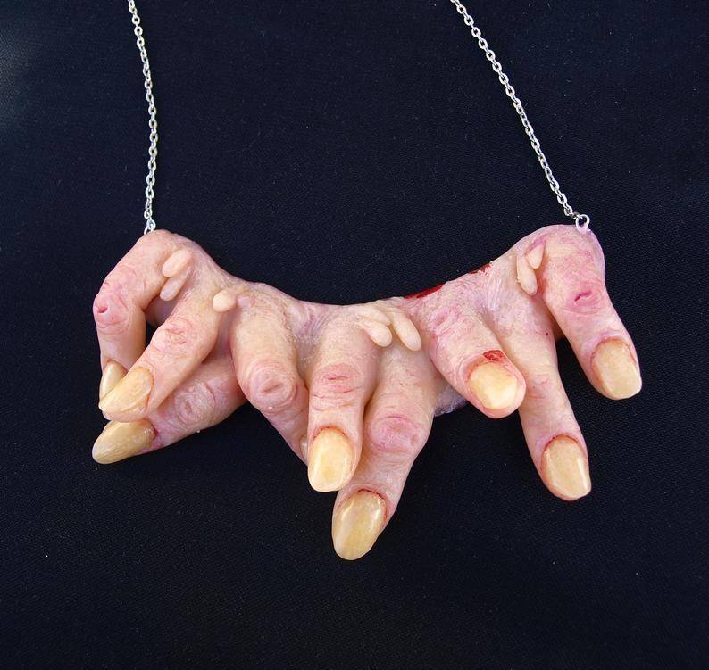 potret desain kalung creepy (reddit.com/r/ATBGE)