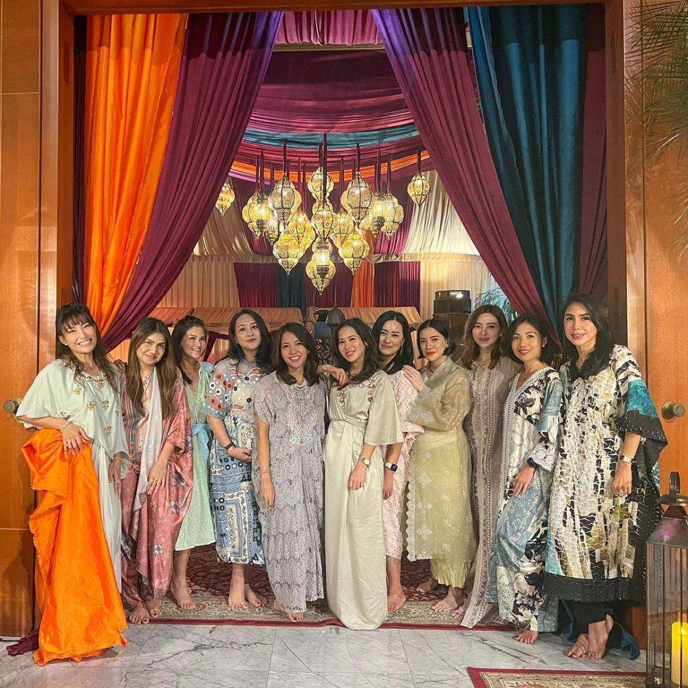 potret Ayu Dewi dan sahabat (instagram.com/mrsayudewi)